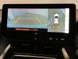 複数のカメラの映像をもとに、クルマを真上から見ているような映像をドライバーに提供し駐車をサポートする機能です。