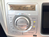 【オートエアコン】一度お好みの温度に設定すれば、車内の温度を検知し風量や温度を自動で調整。暑い&hellip;寒い&hellip;と何度もスイッチ操作をする必要はありません。快適な車内空間には必須の機能ですね♪