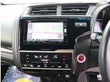お車選びをお楽しみ頂けるよう、在庫車の展示スペースを十分に確保しております。