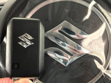 【キーレススタートシステム】カバンやポケットに入れたままでもドアの施錠・解錠が可能なスマートキーを装備。エンジンのオン・オフ時もカギを取り出す必要が無いからとっても便利です♪