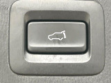 【パワーバックドア】スマートキーや運転席のボタンを押すだけでリアゲートが自動で開閉します!荷物を持っている時や、高い位置にあるバックドアを閉める際に便利な機能です♪
