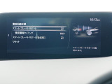 こちらのお車には先進安全装備が多数搭載されています。衝突被害を回避あるいは軽減するためのブレーキや、後方死角からの接近警報、車線逸脱を防止する警報装置など、詳しくはスタッフまでお尋ねください。