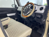 【運転席】座り心地が良いシートなので長時間の運転でも快適にお過ごしいただけます。新品のフロアマットのご注文も可能です。掲載箇所以外にご希望の写真がございましたらお気軽にお問い合わせ下さい。