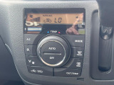【オートエアコン】一度お好みの温度に設定すれば、車内の温度を検知し風量や温度を自動で調整。暑い&hellip;寒い&hellip;と何度もスイッチ操作をする必要はありません。快適な車内空間には必須の機能ですね♪