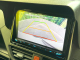 【バックカメラ】駐車時に後方がリアルタイム映像で確認できます。大型商業施設や立体駐車場での駐車時や、夜間のバック時に大活躍!運転スキルに関わらず、今や必須となった装備のひとつです!
