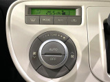 【オートエアコン】一度お好みの温度に設定すれば、車内の温度を検知し風量や温度を自動で調整。暑い&hellip;寒い&hellip;と何度もスイッチ操作をする必要はありません。快適な車内空間には必須の機能ですね♪