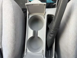 運転席・助手席間にカップホルダーあります!