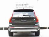 ボルボのフラッグシップモデルでありながら、7人乗りのSUVとしてファミリーからの人気も高いXC90です 新型では前輪の位置を前に伸ばし、安定感のあるどっしりとしたフォルムを得ました