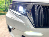 【LEDヘッドライト】悪天候や夜間走行時も良好な視界を確保し安心して運転できる高輝度LEDヘッドライトを装備!点灯速度が早く、消費電力も抑えられています。