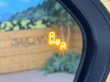 【ブラインドスポットモニター】走行中、ドアミラーの死角になりやすい箇所に後続車が接近するとサイドミラーのレンズに警告を表示!ドライバーに注意喚起をしてくれます。