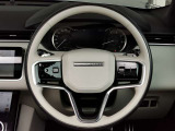 RANGEROVERのエレガントなステアリングはソフトレザーの握り心地の良いレザーを使用しています。