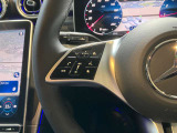 ステアリングボタンは、使いやすいデザインでございます。ステアリング付近のレバーや、ステアリングボタンで追従機能の操作も可能でございます。