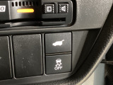 パワーテールゲートの開閉、横滑りを防ぐVSA等のスイッチ類は運転席の右側、手の届きやすい位置にあります。