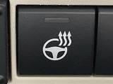 【ステアリングヒーター】冬場の寒い日に手がかじかみながら運転するのはツライですよね。でも、これがあれば安心です!ハンドルのグリップ部がじわっと暖かくなって心までポカポカします。