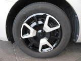 標準装備の純正15インチ。タイヤサイズは185/65R15です。