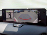 【パノラミックビューモニター】クルマを真上から見ているような映像を表示。 運転席から確認しにくい車両周囲の状況を把握できます。