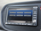ナビゲーションは純正HDDナビを装着しております。AM、FM、CD、DVD再生、音楽録音再生、ワンセグTVがご使用いただけます。初めて訪れた場所でも安心ですね!