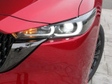 アダプティブLEDヘッドライトは30km/h以上で前方・対向車の部分のみ減光して照射することで相手ドライバーをまぶしくさせることなく明るい視界を確保し、95km/h以上ではヘッドランプの照射角度を上に