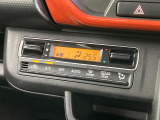 【オートエアコン】一度お好みの温度に設定すれば、車内の温度を検知し風量や温度を自動で調整。暑い&hellip;寒い&hellip;と何度もスイッチ操作をする必要はありません。快適な車内空間には必須の機能ですね♪