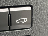 【パワーバックドア】スマートキーや運転席のボタンを押すだけでリアゲートが自動で開閉します!荷物を持っている時や、高い位置にあるバックドアを閉める際に便利な機能です♪
