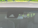 【プリクラッシュセーフティ】前方の車両等を検知し、衝突しそうな時は警報で注意を促し、ブレーキを踏む力をサポート。ブレーキを踏めなかった場合は衝突被害軽減ブレーキが作動、衝突回避をサポートします。