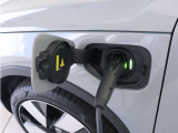 コンセントタイプ3kWやウォールボックスタイプ6kWの充電器を用いてご自宅で簡単充電。一般的な家庭用200V交流充電ケーブルでは約8時間で80%まで充電!1時間あたり7~14kmを走行できる電力を充電