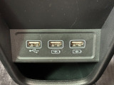 フロントに接続用と充電用USBジャックがあります。