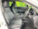 運転席まわりには十分なスペースがあり、大柄な方でもゆったり運転していただける環境です。