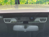 【アイサイトVer2】前方の車両等を検知し、衝突しそうな時は警報で注意を促し、ブレーキを踏む力をサポート。ブレーキを踏めなかった場合は衝突被害軽減ブレーキが作動、衝突回避をサポートします。
