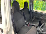 運転席シート廻りは使用感も少なく、良好な状態となっています。前オーナー様が丁寧に使っていたことがよくわかりますね。