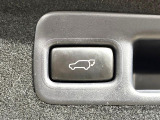 【パワーバックドア】スマートキーや運転席のボタンを押すだけでリアゲートが自動で開閉します!荷物を持っている時や、高い位置にあるバックドアを閉める際に便利な機能です♪