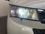 【HIDヘッドライト】非常に明るく前方を照らしてくれるので、悪天候や夜間の走行時も視界良好で安心してお乗りいただけます。