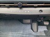 オートエアコンです。簡単な操作で室内を快適な温度にしてくれますので、夏場や冬場でも快適なドライブができます。