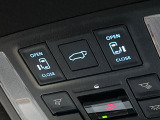 【パワーバックドア】スマートキーや運転席のボタンを押すだけでリアゲートが自動で開閉します!荷物を持っている時や、高い位置にあるバックドアを閉める際に便利な機能です♪