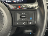 【プロパイロット】運転支援システムが搭載されております。全車速域追従式クルーズコントロールやレーンキープで長距離運転をアシスト。