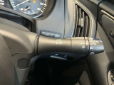 車外の明るさに応じでライトを点灯、消灯してくれるオートライト機能です☆お天気の良い昼間のトンネル走行などオートにしてると便利で安心です☆エンジン停止時にライトの消し忘れも無くなります☆