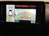 【パノラミックビュー&バックビュー】駐車時の安全確認をする為に車両上方からの映像と後方カメラからのを同時に表示しバックガイドも付いているのでバックの苦手な方でも安心して運転出来ますよ。