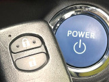 【スマートキー】カバンやポケットに入れたままでもドアの施錠・解錠が可能なスマートキーを装備。エンジンのオン・オフ時もカギを取り出す必要が無いからとっても便利です♪