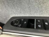 ドアロックと連動するオートミラーシステムを搭載。
