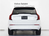 XC90は、使い方の幅を広げる7シーター仕様。洗練された佇まいの中に、高い実用性を秘めています。室内に足を踏み入れば、そこはまさに北欧のリビングルーム。落ち着きある明るい雰囲気をご堪能ください。