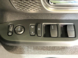 【電動格納ミラー】サイドミラーは電動格納式となっており、狭い駐車場でもキズがつくリスクを抑えられます。