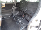 ◆チップアップ&ダイブダウン機構付【ULTR SEAT】は後席座面を左右分割で跳ね上げることができます。トランクで積載できない背の高い荷物をラクラク収納できます。ホンダ車ならではの人気装備です。