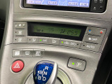 【オートエアコン】一度お好みの温度に設定すれば、車内の温度を検知し風量や温度を自動で調整。暑い&hellip;寒い&hellip;と何度もスイッチ操作をする必要はありません。快適な車内空間には必須の機能ですね♪