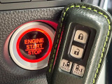 【Hondaスマートキー】カバンやポケットに入れたままでもドアの施錠・解錠が可能なスマートキーを装備。エンジンのオン・オフ時もカギを取り出す必要が無いからとっても便利です♪