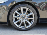 18インチ純正アルミホイールを装備。タイヤサイズは215/45R18となります。
