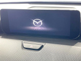 【10.25インチマツダコネクト】車内の雰囲気にマッチした大型ディスプレイ。スマホ接続でのナビ使用やBluetooth再生等、様々な機能が楽しめます。直感的なダイヤル操作が可能で、使い勝手も良好です。