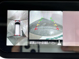 【全方位モニター】まるでクルマを真上から見下ろしたかのような視点で駐車をサポートします!クルマの斜め後ろや真横など、前後左右の4つのカメラの映像が合成されて、モニターに映し出されます。