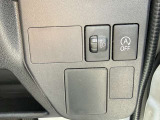 【アイドリングストップ】赤信号や渋滞で停車した際にエンジンを停止し、無駄な燃料の消費を抑えます。燃費向上や環境保護につなげる機能♪エンジンはブレーキを離せば再始動します。