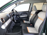 シックな色使いの運転席周りですね。すっきりとしたデザインで上品な色使いです。居心地の良い運転席、長く座ってられるリラックスできるデザインがいいですね。