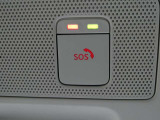 急病時や危険を感じた時、SOSコールスイッチを押すと専門のオペレータに繋がって、警察や消防への連携をサポートしてくれます。また、万が一の事故発生時には、エアバッグ展開と連動して自動通報します。